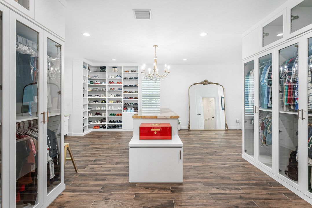 For Sale: $2,895,000 (4 beds, 4 baths, 4666 Square Feet)