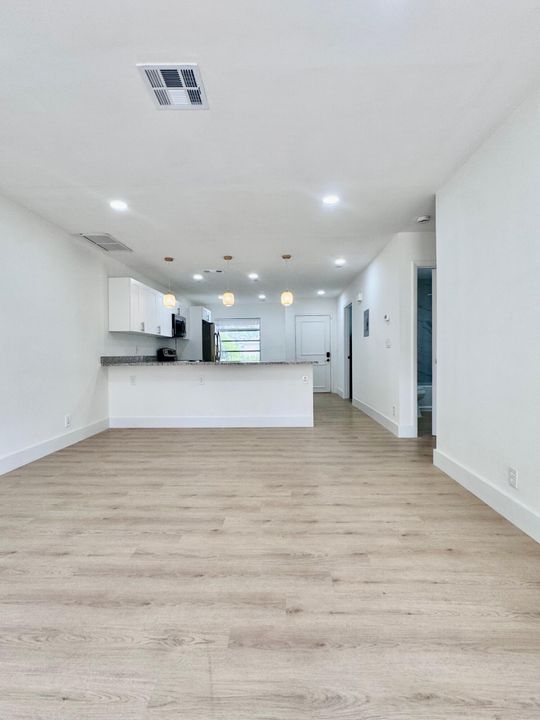 出租: $2,350 (2 贝兹, 2 浴室, 908 平方英尺)