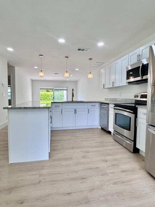 出租: $2,350 (2 贝兹, 2 浴室, 908 平方英尺)