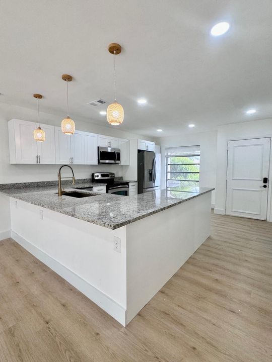 出租: $2,350 (2 贝兹, 2 浴室, 908 平方英尺)