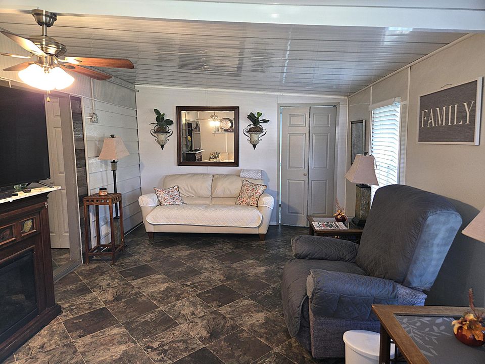 For Sale: $190,000 (2 beds, 2 baths, 1438 Square Feet)