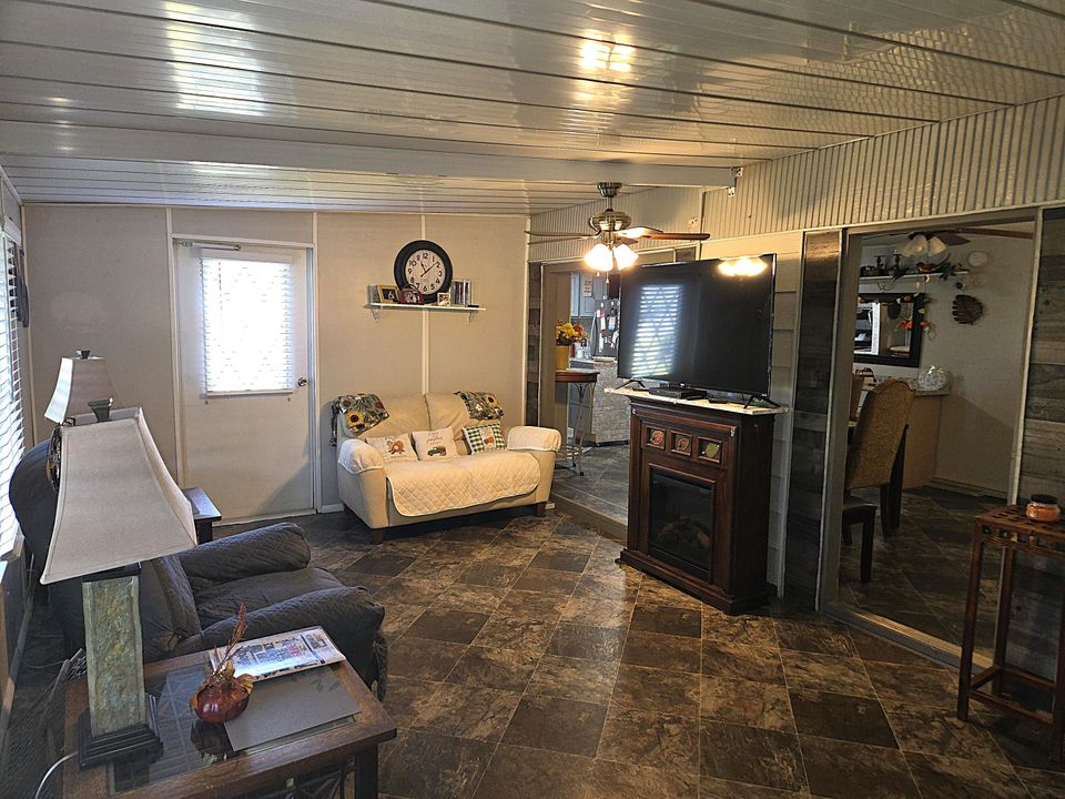 For Sale: $190,000 (2 beds, 2 baths, 1438 Square Feet)