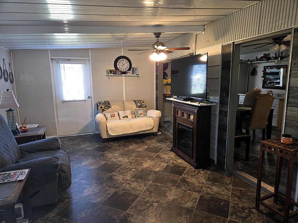 For Sale: $190,000 (2 beds, 2 baths, 1438 Square Feet)