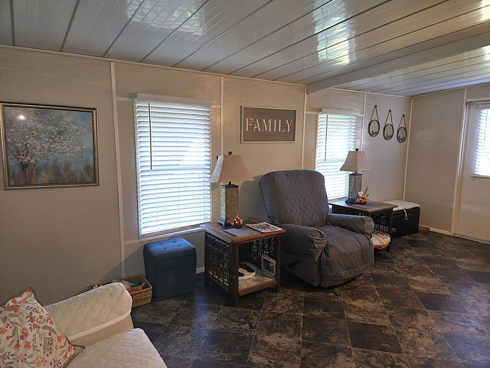 For Sale: $190,000 (2 beds, 2 baths, 1438 Square Feet)