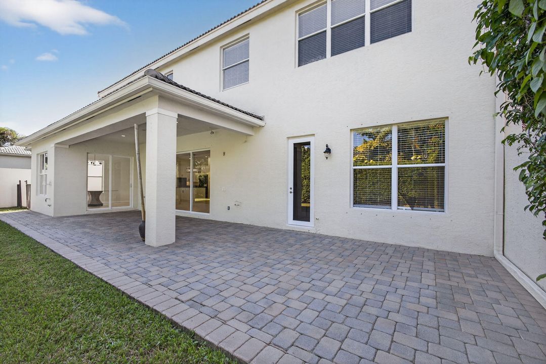 Active With Contract: $1,295,000 (6 beds, 4 baths, 3915 Square Feet)