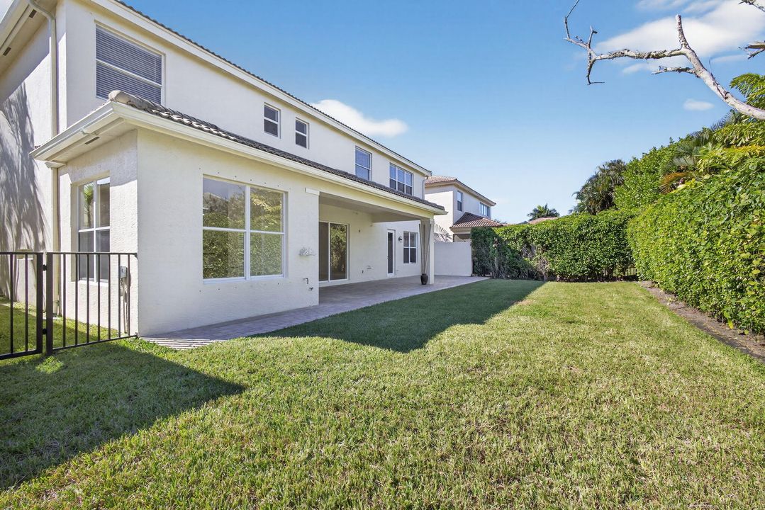 Active With Contract: $1,295,000 (6 beds, 4 baths, 3915 Square Feet)