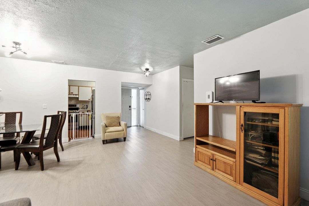 En Venta: $275,000 (3 camas, 2 baños, 1120 Pies cuadrados)