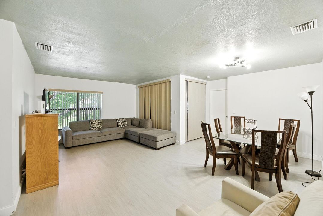 En Venta: $275,000 (3 camas, 2 baños, 1120 Pies cuadrados)