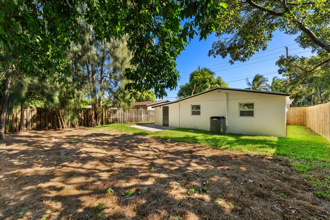 For Sale: $325,000 (3 beds, 1 baths, 1036 Square Feet)