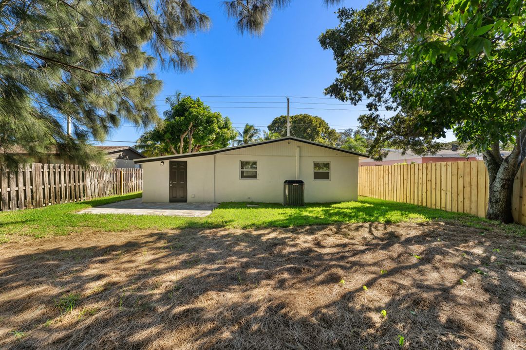 For Sale: $325,000 (3 beds, 1 baths, 1036 Square Feet)