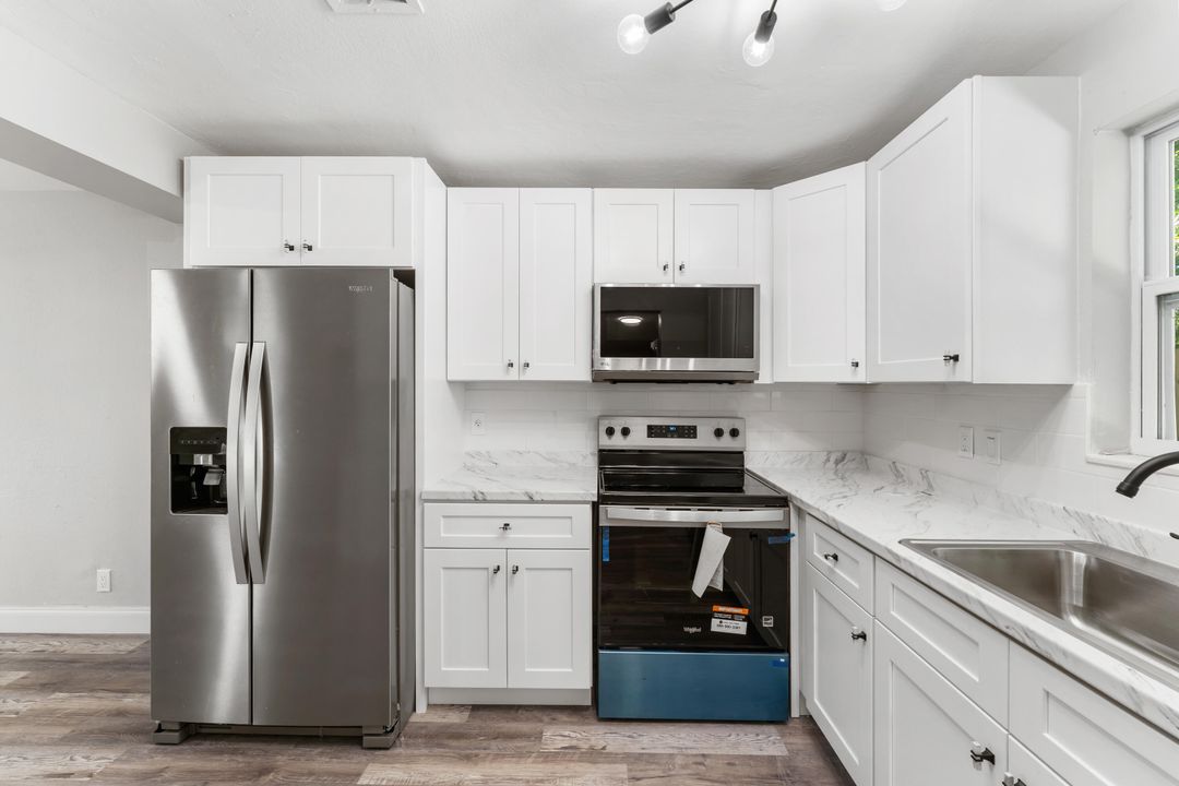 For Sale: $325,000 (3 beds, 1 baths, 1036 Square Feet)