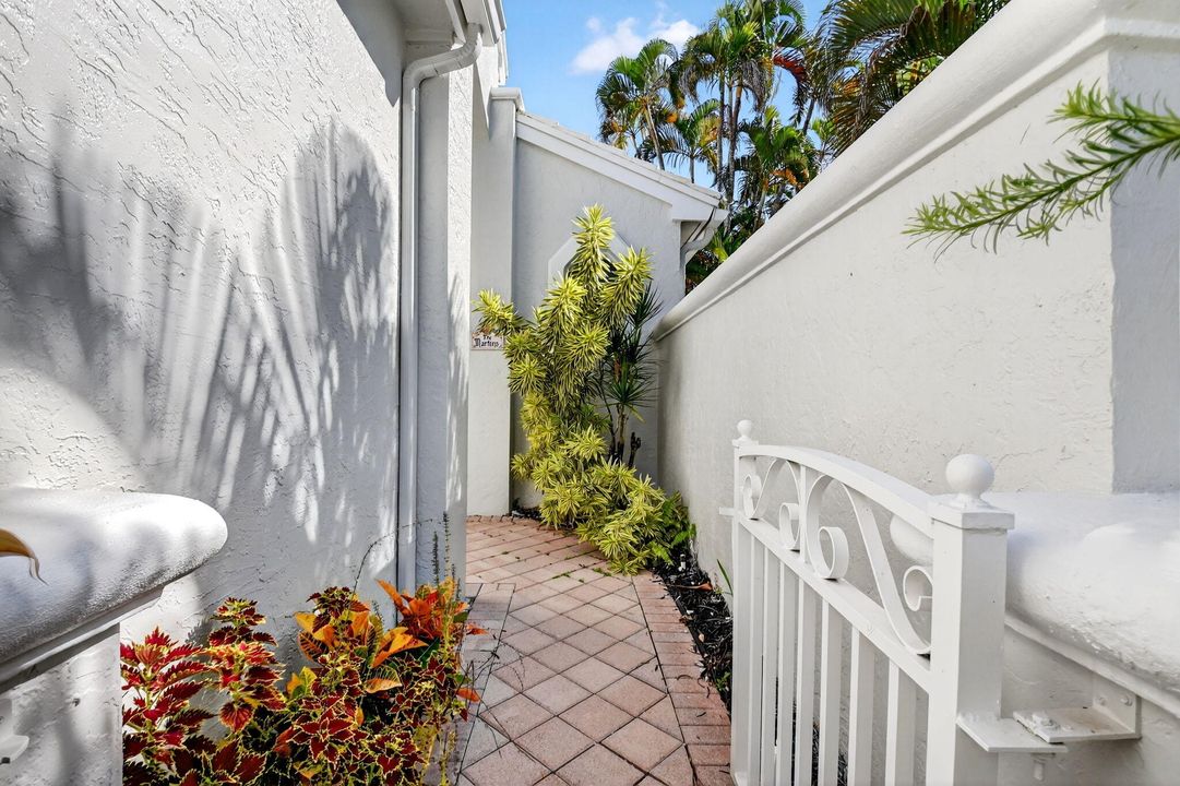 For Sale: $320,000 (3 beds, 2 baths, 2212 Square Feet)