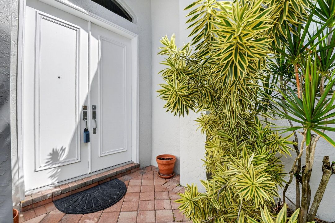 For Sale: $320,000 (3 beds, 2 baths, 2212 Square Feet)