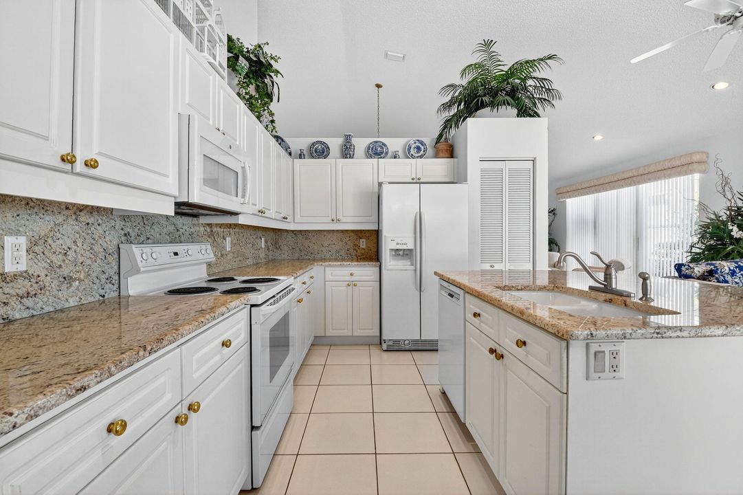 For Sale: $320,000 (3 beds, 2 baths, 2212 Square Feet)