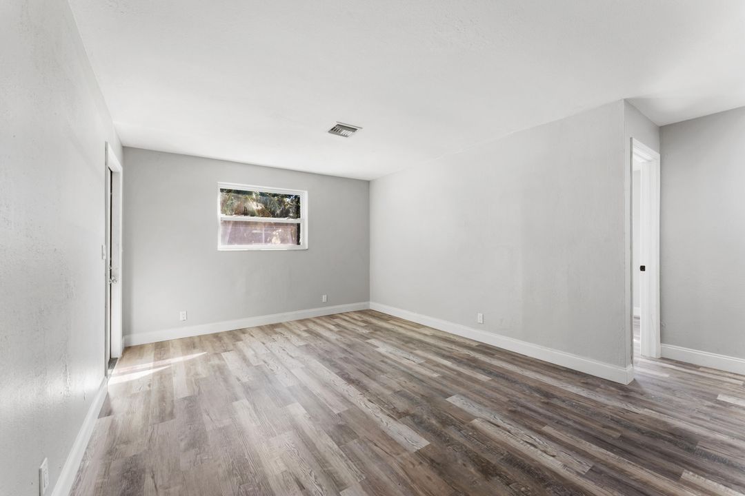 For Sale: $325,000 (3 beds, 1 baths, 1036 Square Feet)