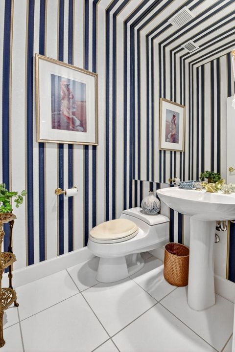 For Sale: $320,000 (3 beds, 2 baths, 2212 Square Feet)