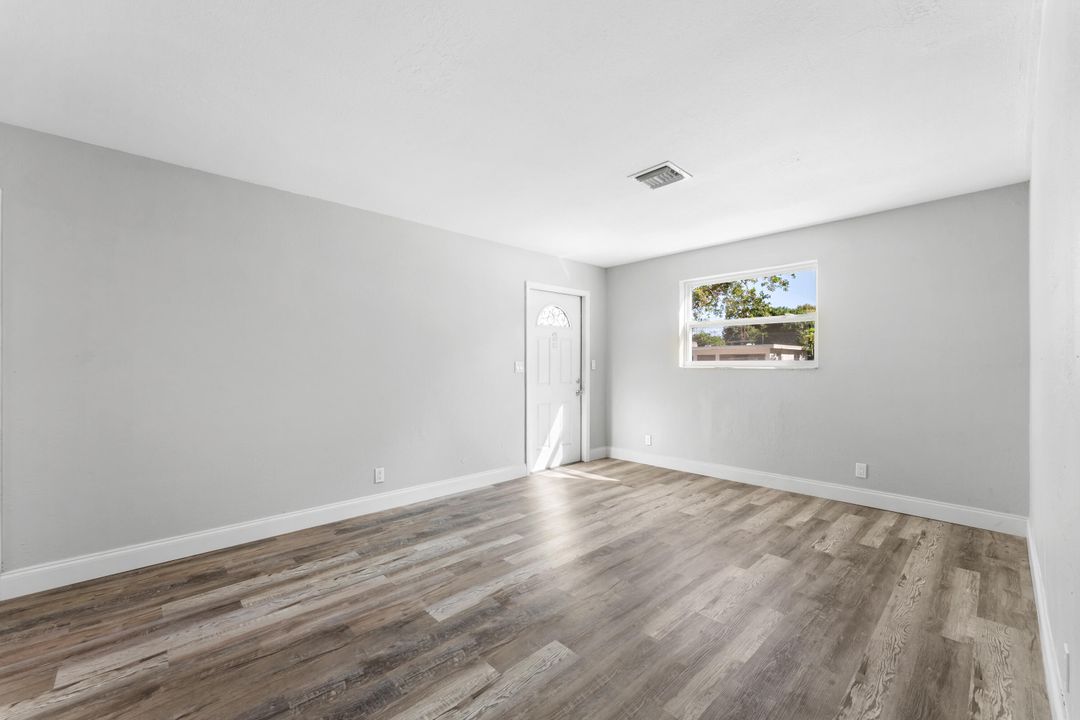 For Sale: $325,000 (3 beds, 1 baths, 1036 Square Feet)