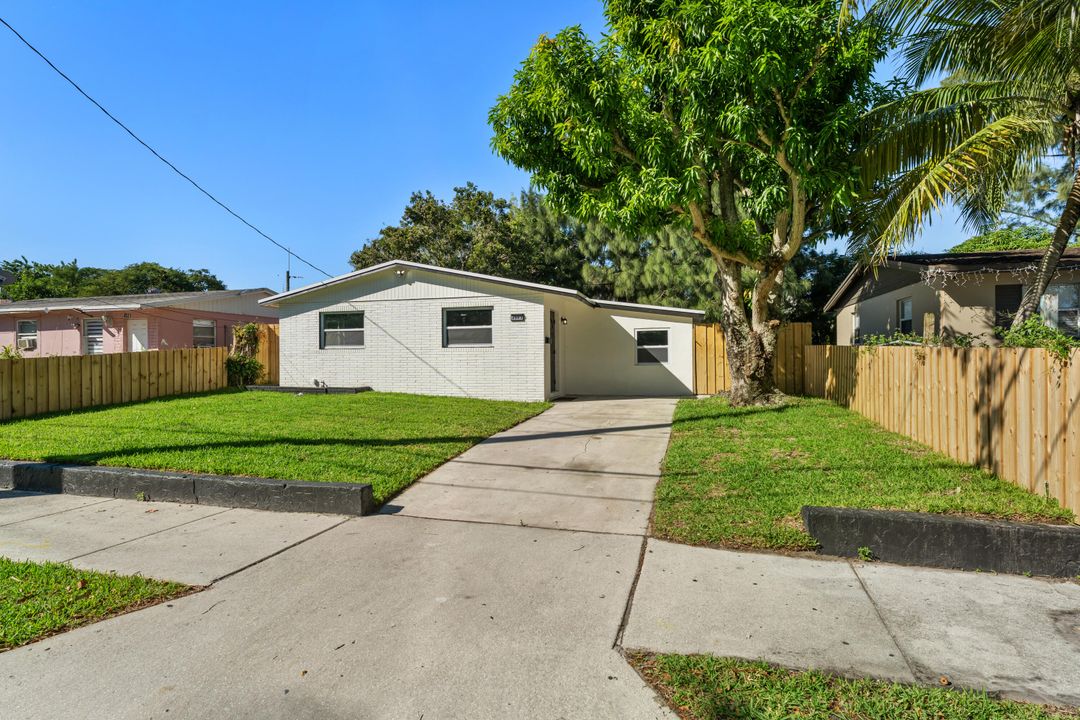 For Sale: $325,000 (3 beds, 1 baths, 1036 Square Feet)