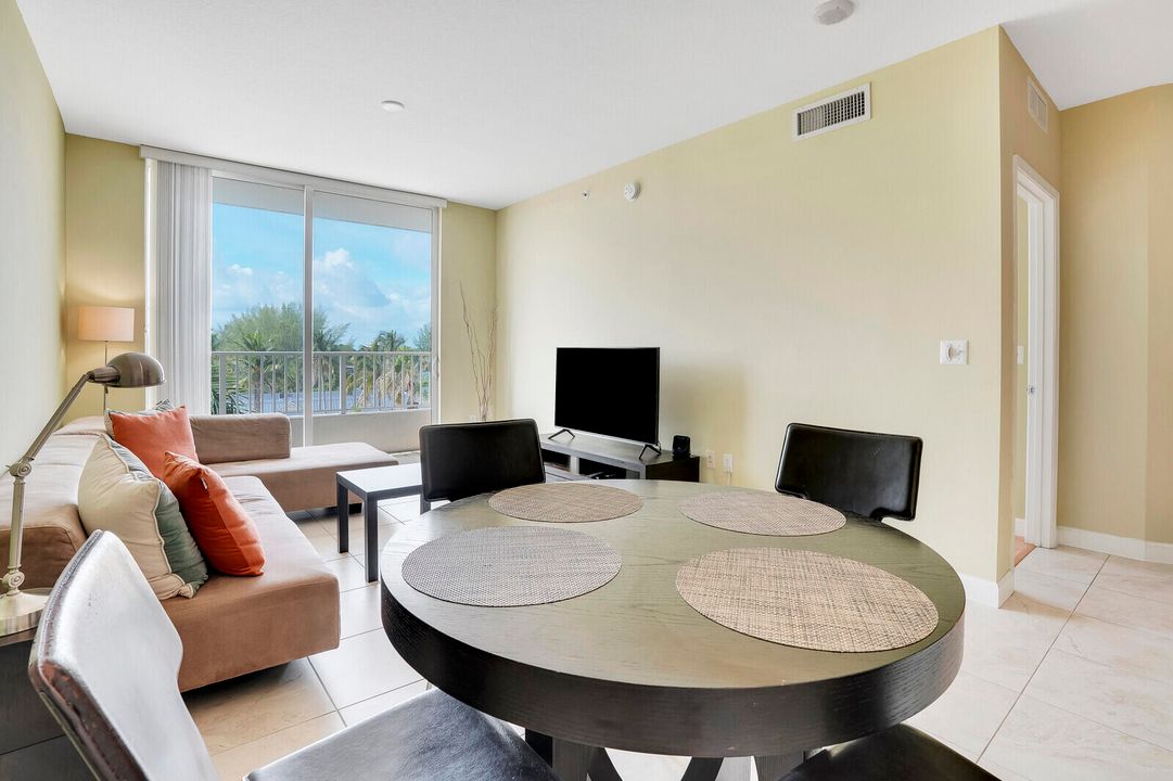 For Sale: $250,000 (1 beds, 1 baths, 691 Square Feet)