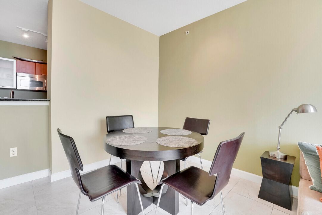 For Sale: $250,000 (1 beds, 1 baths, 691 Square Feet)