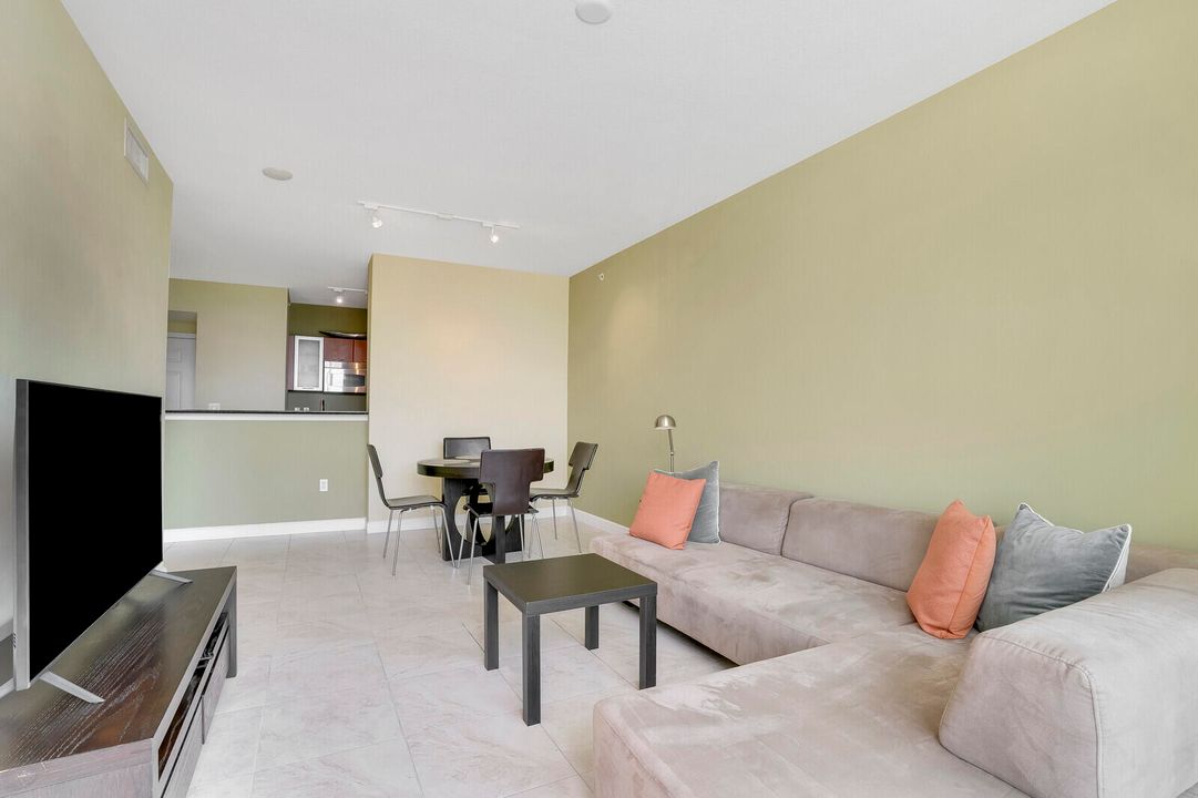 For Sale: $250,000 (1 beds, 1 baths, 691 Square Feet)