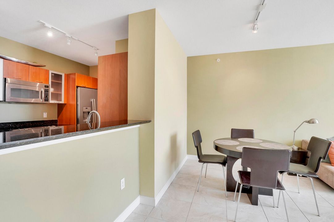 For Sale: $250,000 (1 beds, 1 baths, 691 Square Feet)