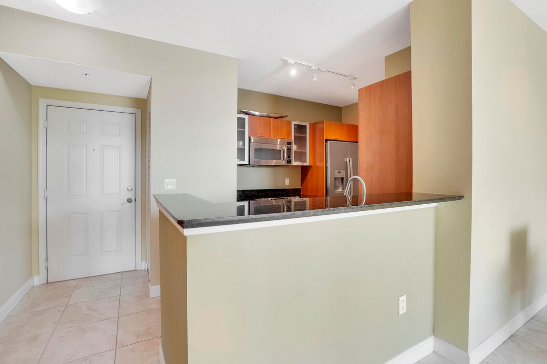 For Sale: $250,000 (1 beds, 1 baths, 691 Square Feet)