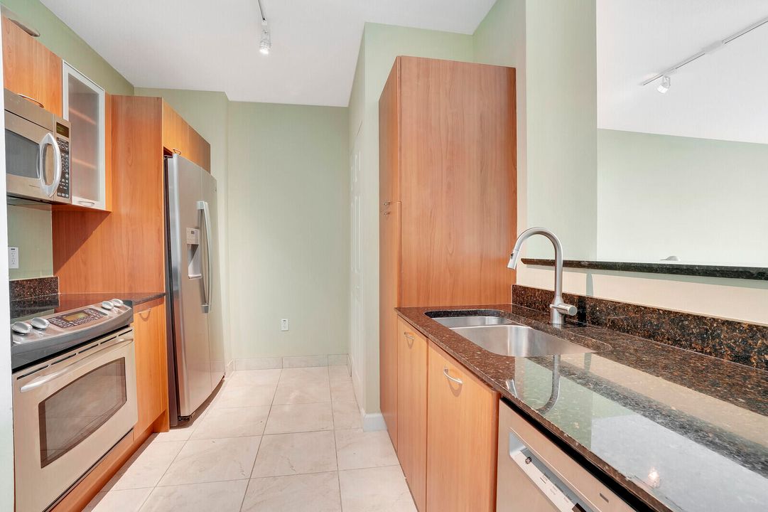 For Sale: $250,000 (1 beds, 1 baths, 691 Square Feet)