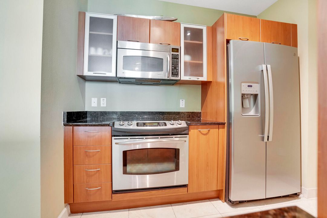 For Sale: $250,000 (1 beds, 1 baths, 691 Square Feet)