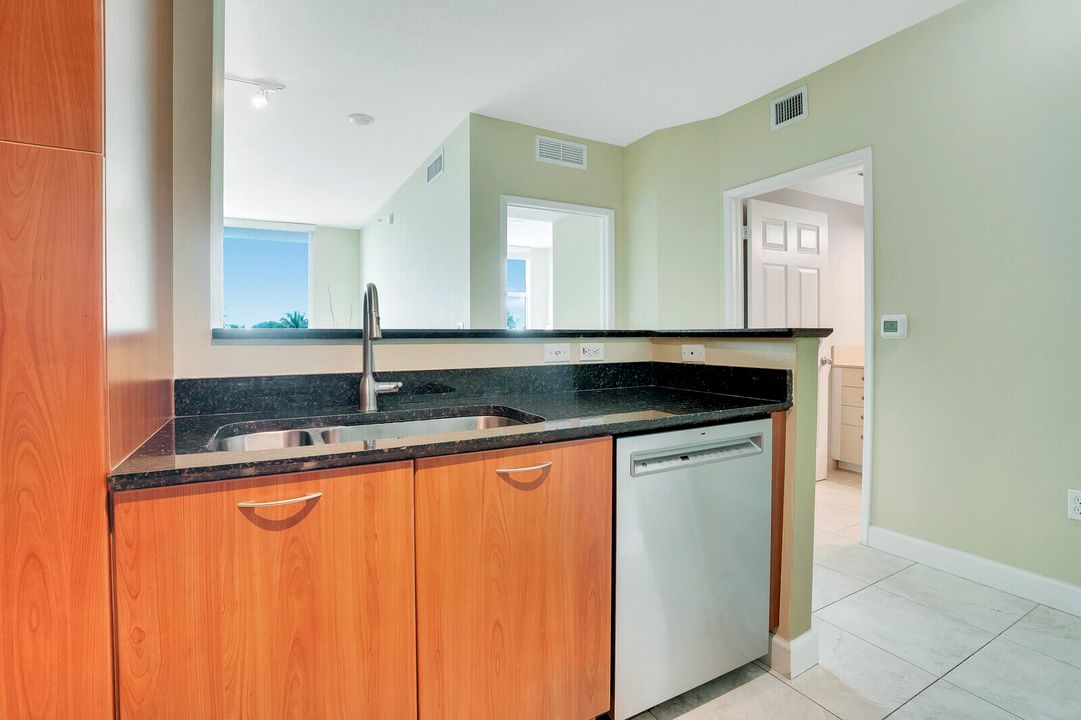 For Sale: $250,000 (1 beds, 1 baths, 691 Square Feet)