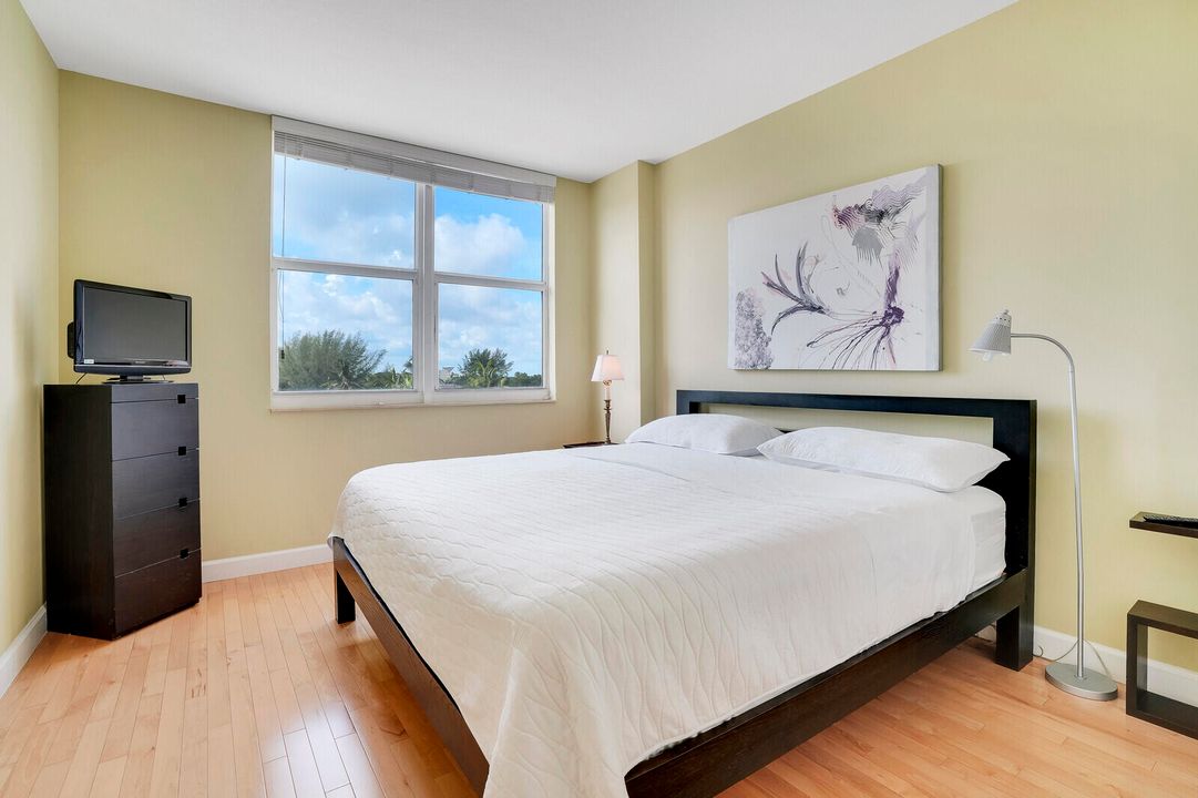 For Sale: $250,000 (1 beds, 1 baths, 691 Square Feet)