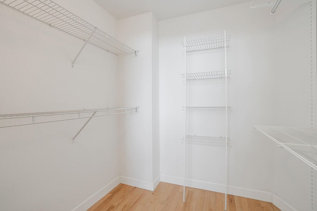 For Sale: $250,000 (1 beds, 1 baths, 691 Square Feet)