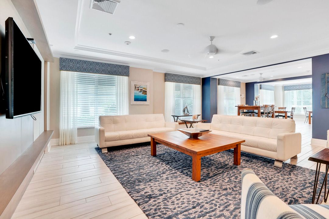 For Sale: $250,000 (1 beds, 1 baths, 691 Square Feet)