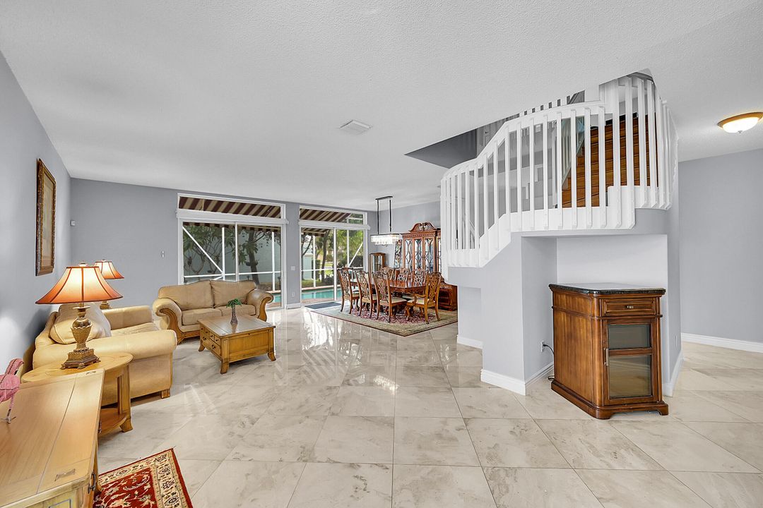 En Venta: $682,000 (4 camas, 2 baños, 2950 Pies cuadrados)