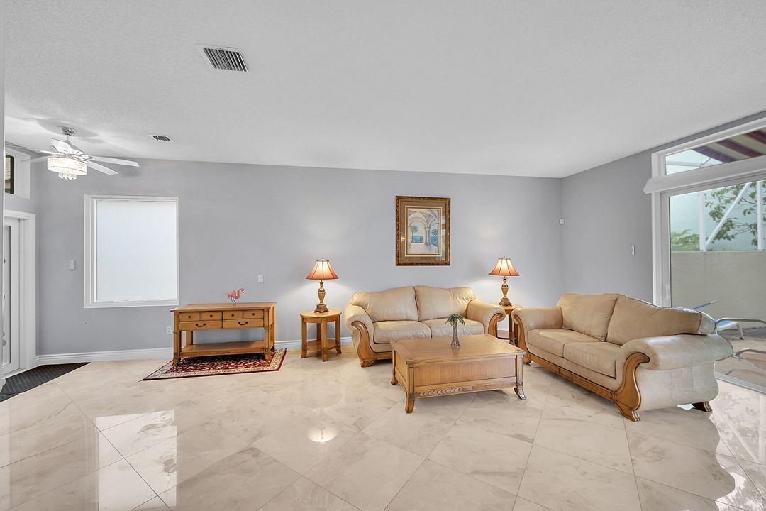 En Venta: $682,000 (4 camas, 2 baños, 2950 Pies cuadrados)