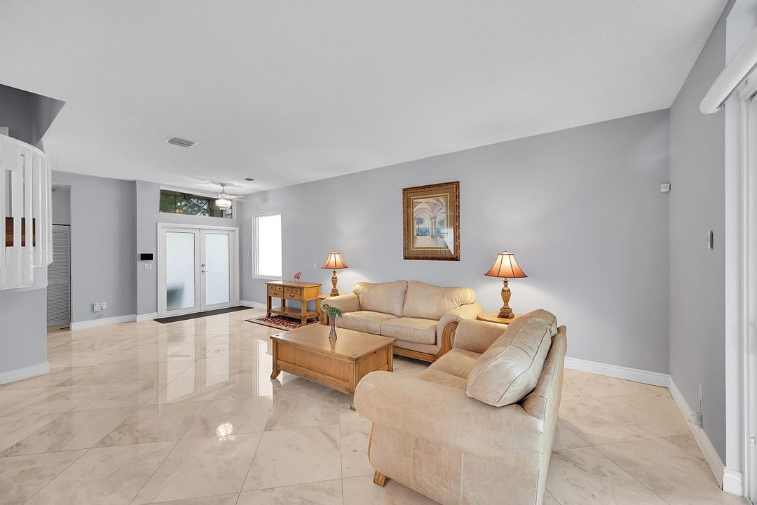 En Venta: $682,000 (4 camas, 2 baños, 2950 Pies cuadrados)