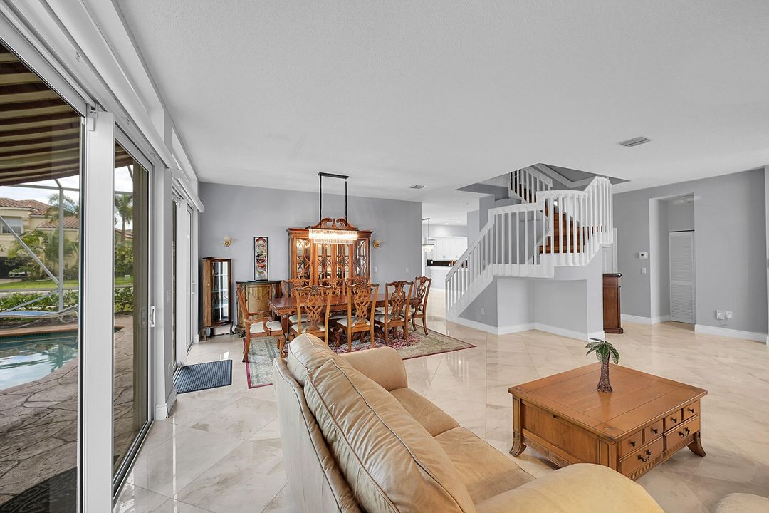 En Venta: $682,000 (4 camas, 2 baños, 2950 Pies cuadrados)