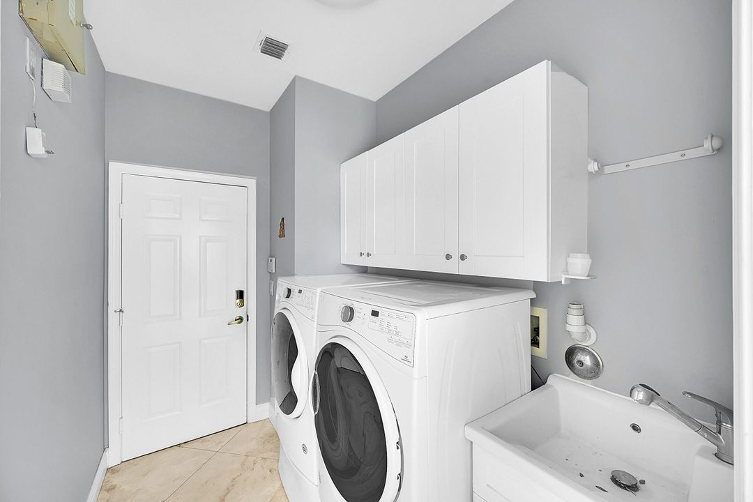 En Venta: $682,000 (4 camas, 2 baños, 2950 Pies cuadrados)