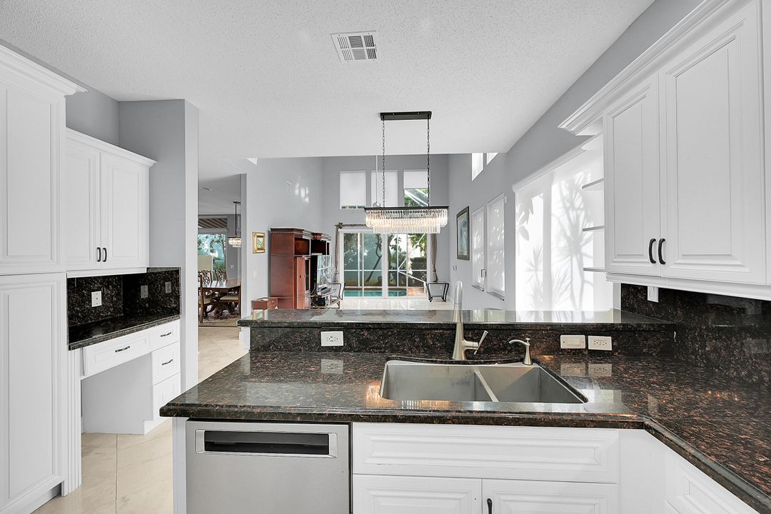 En Venta: $682,000 (4 camas, 2 baños, 2950 Pies cuadrados)