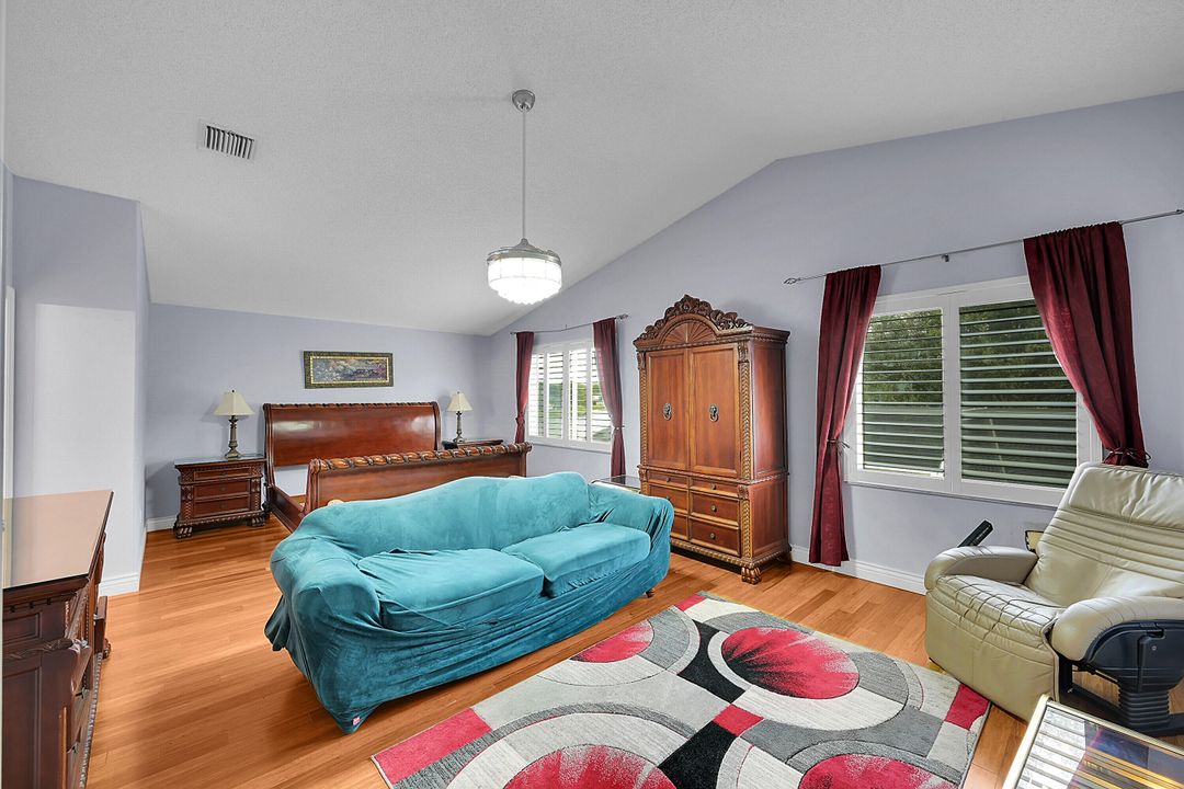 En Venta: $682,000 (4 camas, 2 baños, 2950 Pies cuadrados)