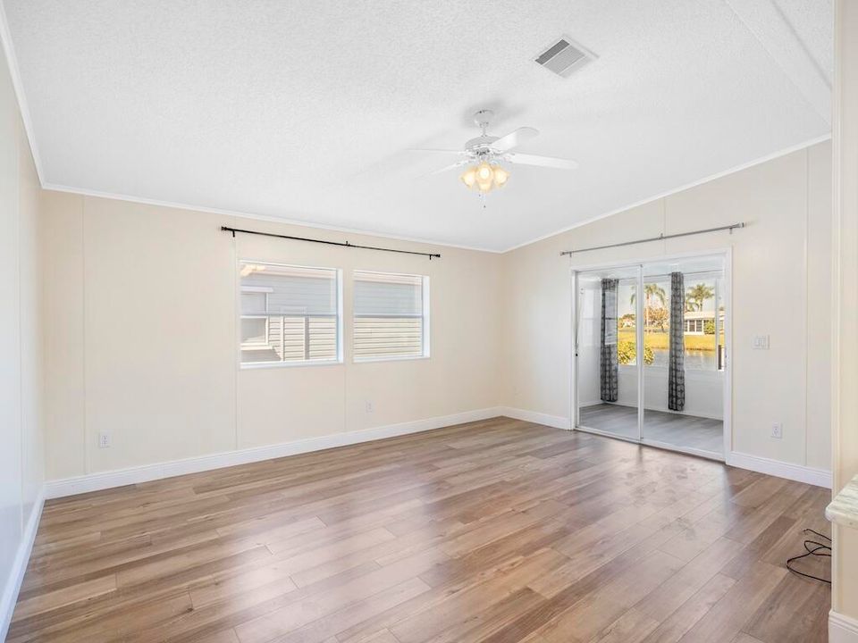 For Sale: $265,000 (2 beds, 2 baths, 1296 Square Feet)