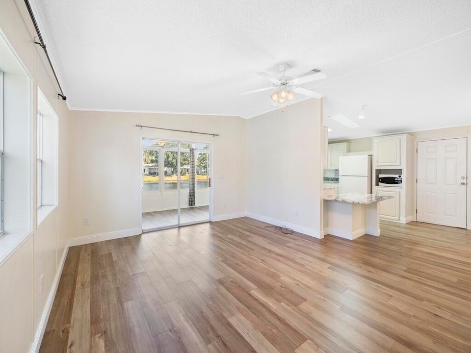 For Sale: $265,000 (2 beds, 2 baths, 1296 Square Feet)