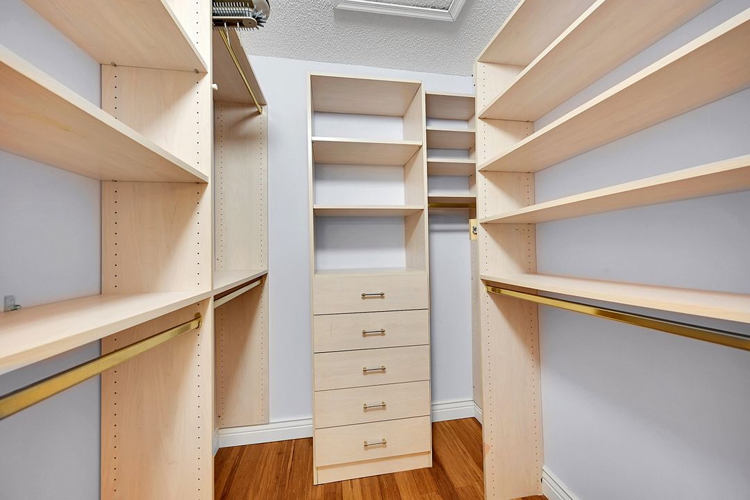 En Venta: $682,000 (4 camas, 2 baños, 2950 Pies cuadrados)