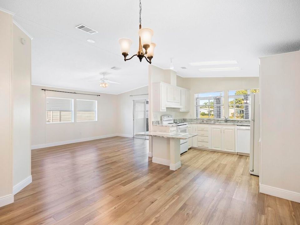 For Sale: $265,000 (2 beds, 2 baths, 1296 Square Feet)