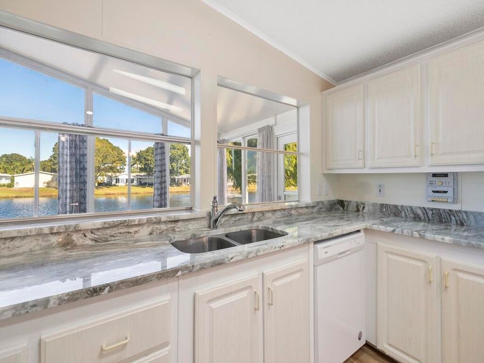 For Sale: $265,000 (2 beds, 2 baths, 1296 Square Feet)