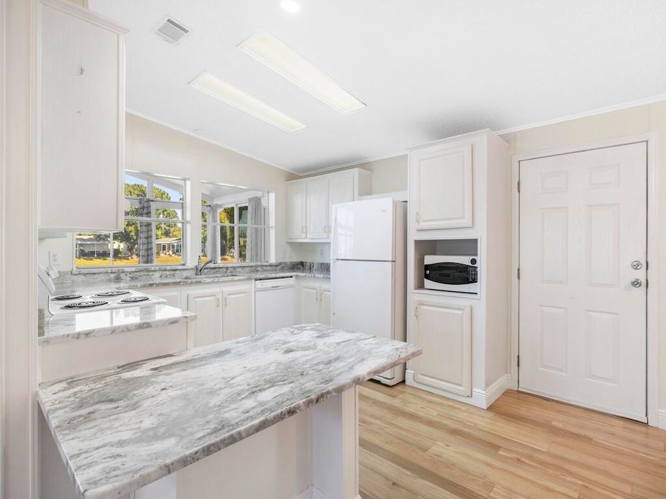 For Sale: $265,000 (2 beds, 2 baths, 1296 Square Feet)