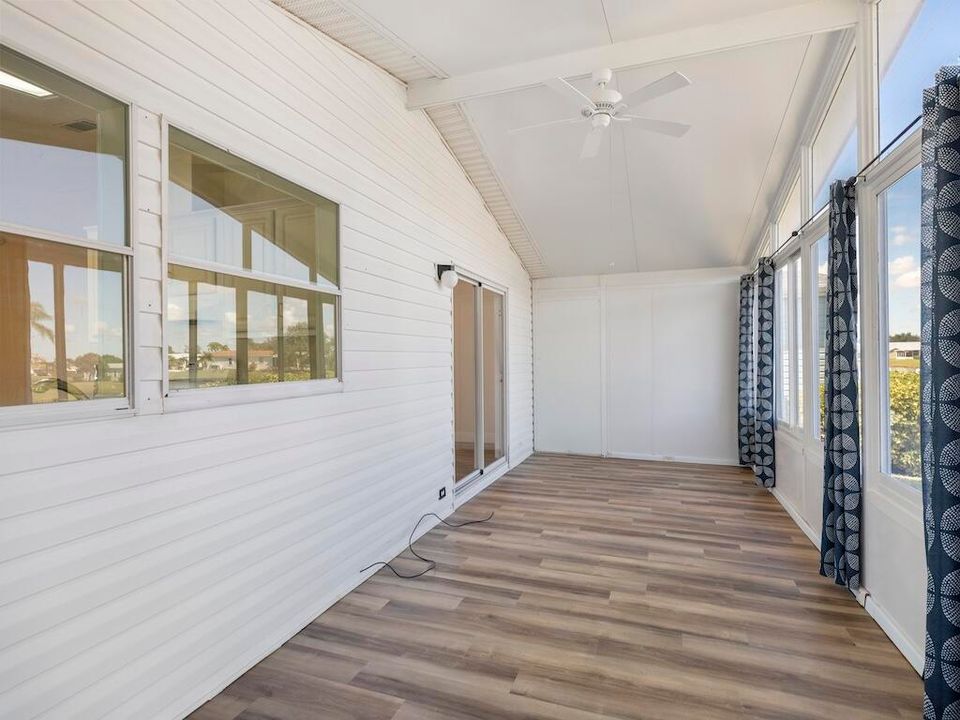 For Sale: $265,000 (2 beds, 2 baths, 1296 Square Feet)