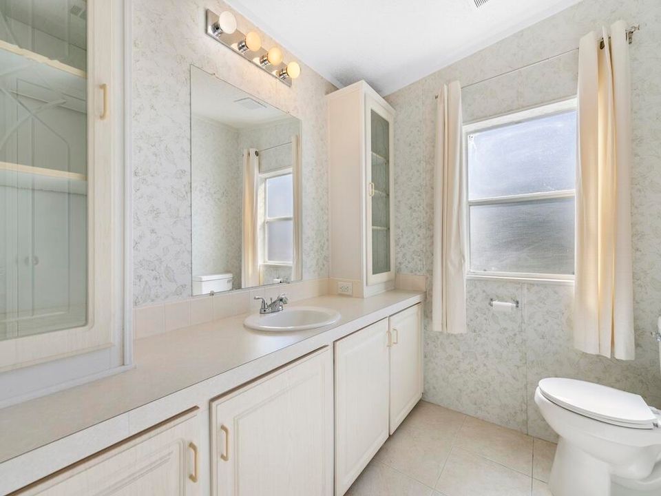 For Sale: $265,000 (2 beds, 2 baths, 1296 Square Feet)