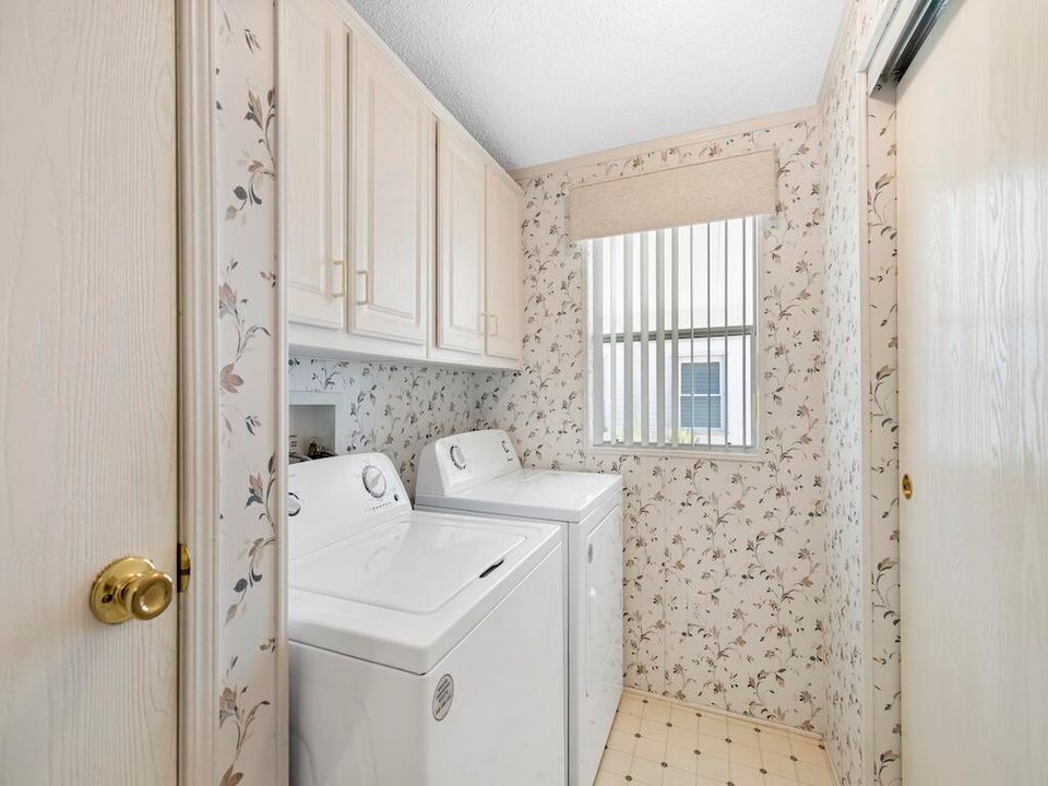 For Sale: $265,000 (2 beds, 2 baths, 1296 Square Feet)