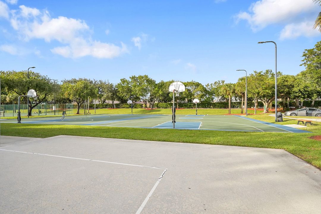 En Venta: $682,000 (4 camas, 2 baños, 2950 Pies cuadrados)